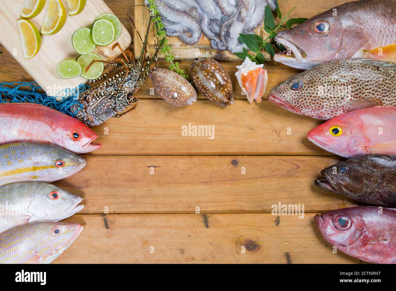 Karibischer frischer Fisch Meeresfrüchte auf altem Holztisch. Draufsicht. Nahaufnahme. Stockfoto