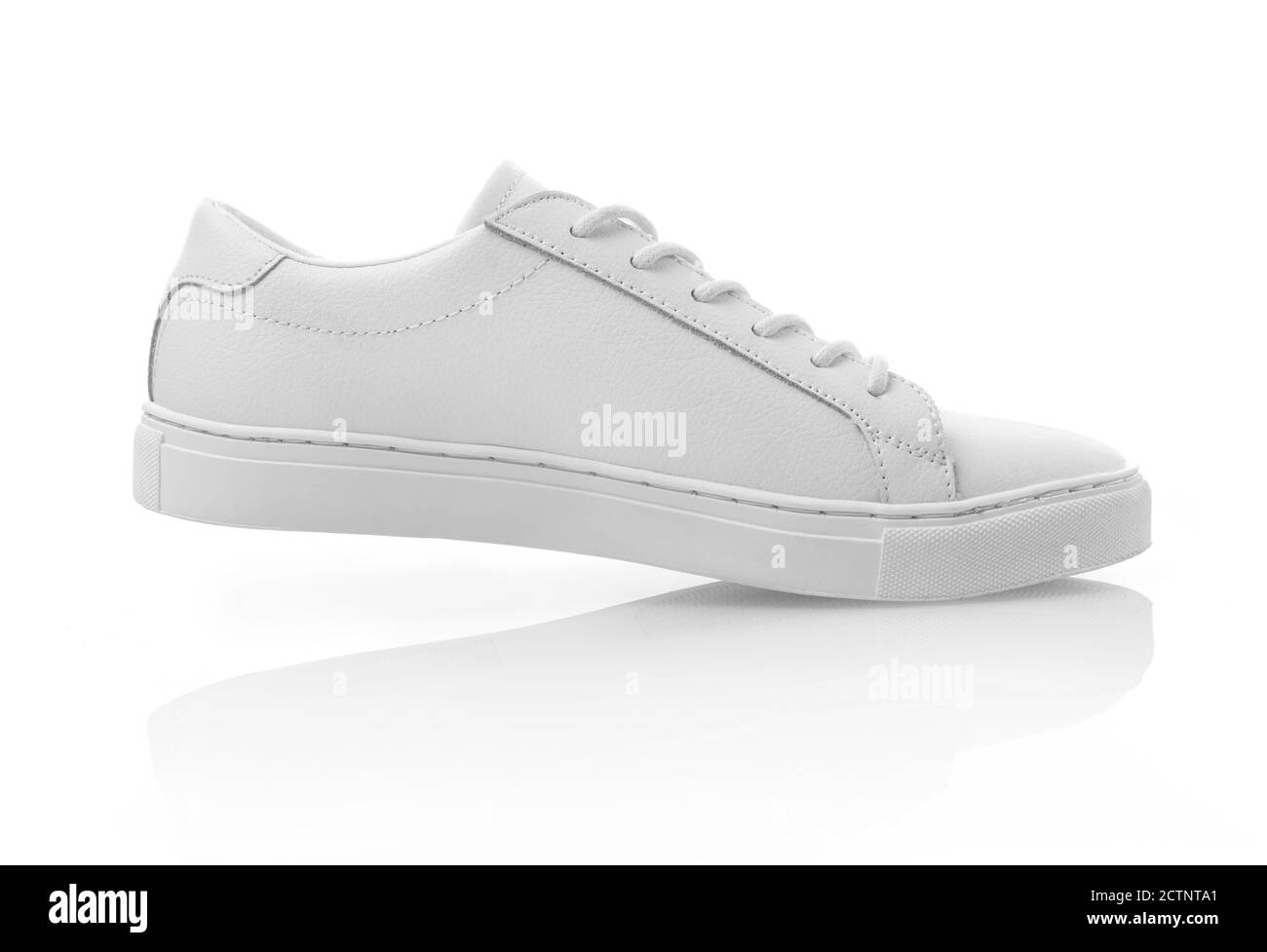 Walking Sneaker isoliert auf weiß Stockfoto