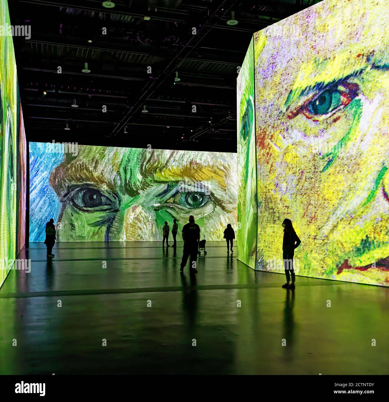 Menschen bei der Immersive Ausstellung Imagine Van Gogh in Quebec City, Kanada Stockfoto
