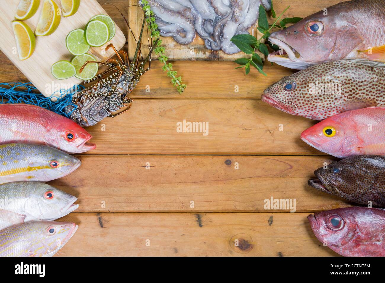 Karibischer frischer Fisch Meeresfrüchte auf altem Holztisch. Draufsicht. Nahaufnahme. Stockfoto