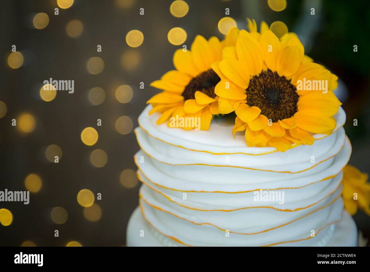 Süße und romantische Sonnenblume Kuchen Design für Hochzeitsfeier Stockfoto