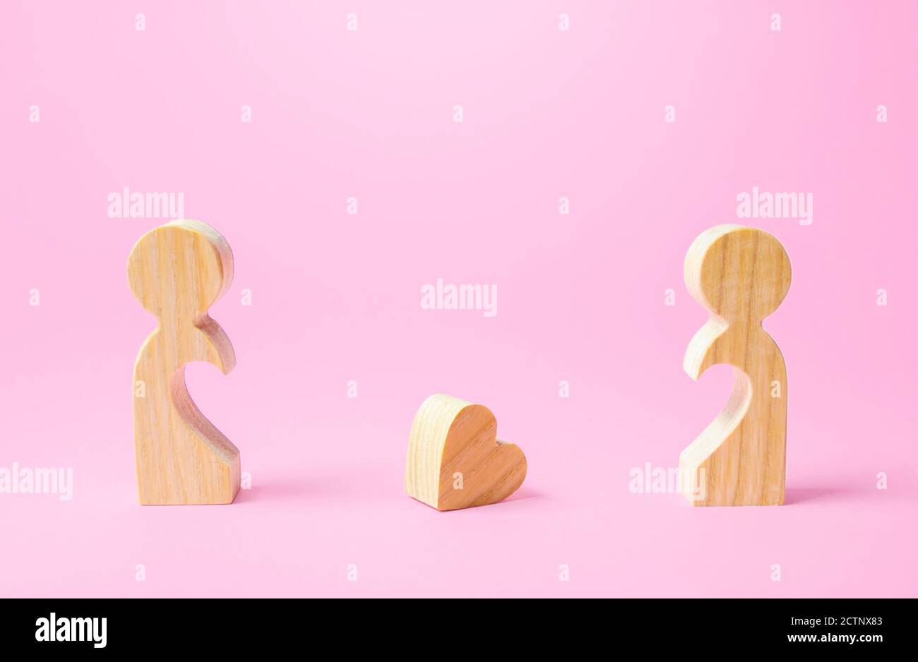 Figuren von Menschen getrennt voneinander und ein verlorenes Herz. Trennung, Ende der Liebe. Beziehungsprobleme des Paares. Machen Sie den ersten Schritt in Richtung Stockfoto