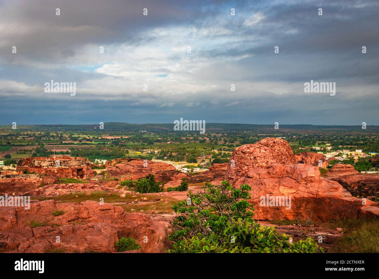 Alte Fort-Architektur mit erstaunlichen blauen Himmel aus flachem Winkel erschossen wird bei badami karnataka indien genommen. Stockfoto