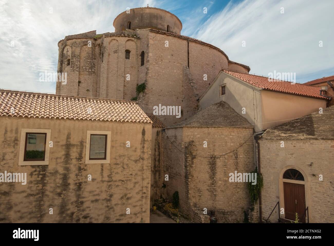 St. Donatus Kirche und der Glockenturm der Kathedrale von Zadar, berühmtes Wahrzeichen von Kroatien, adria-Region von Dalmatien. Überreste des römischen Forums. Stockfoto