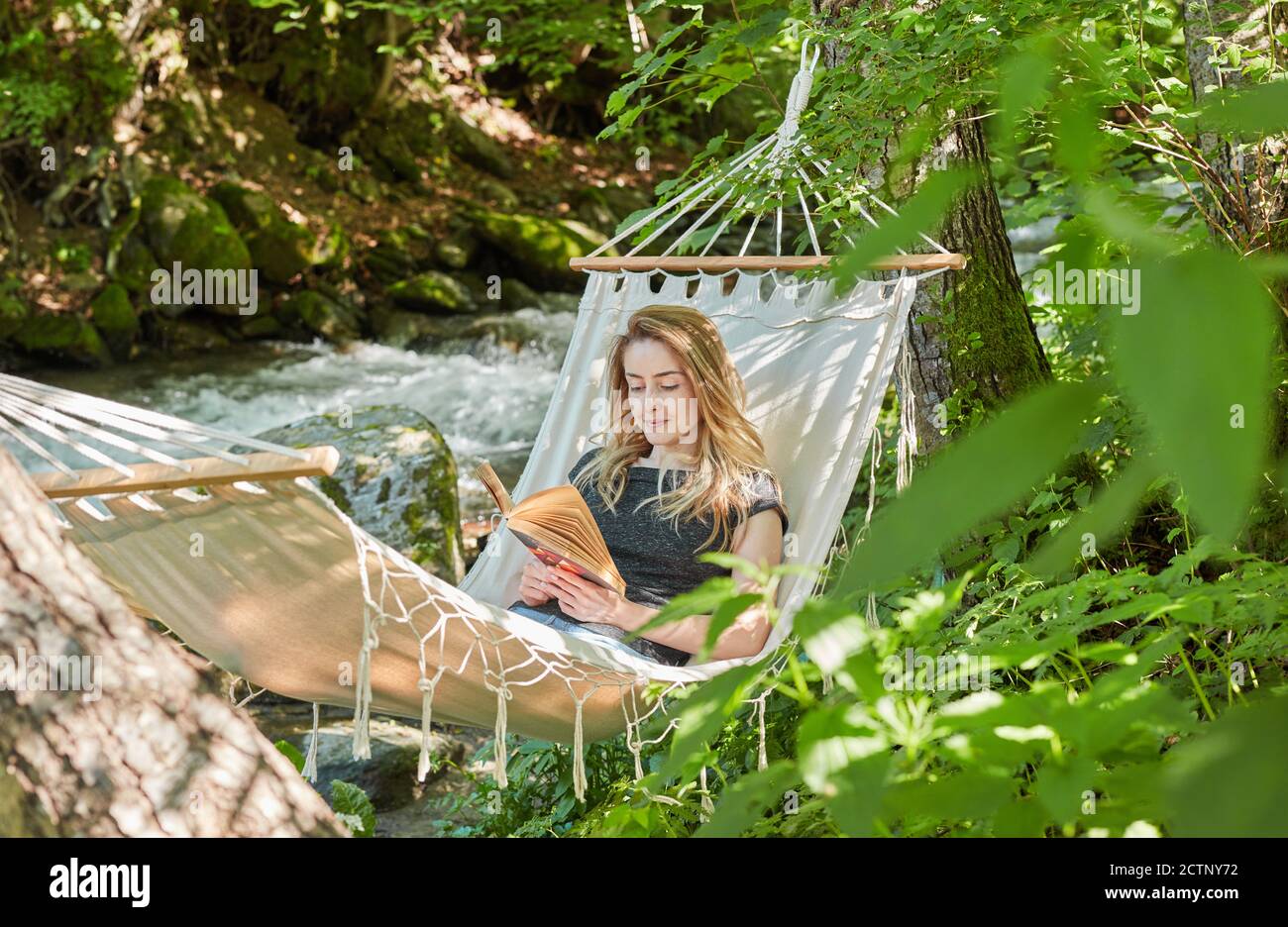 Junge Frau genießt einen schönen Tag Stockfoto