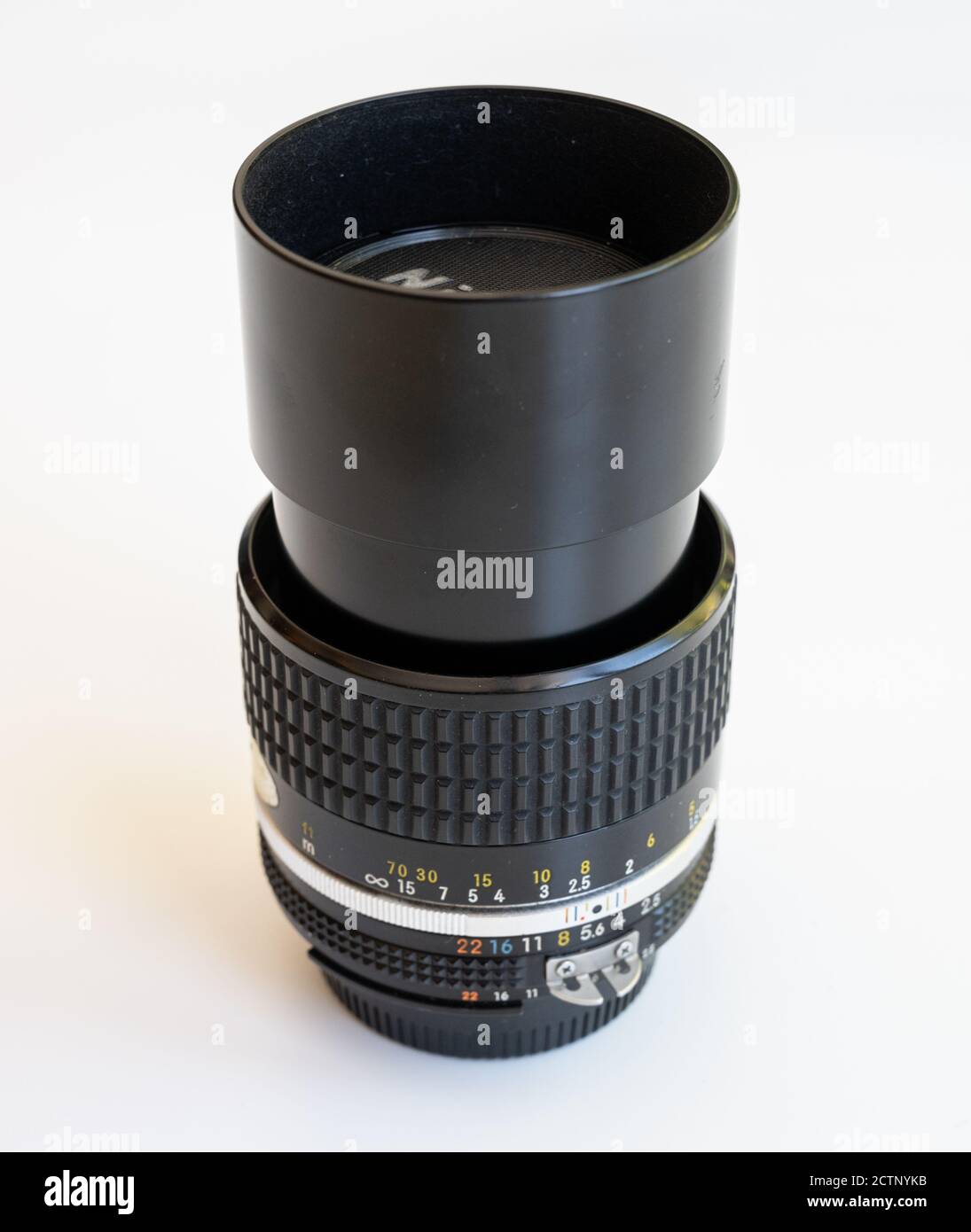 Nikon Nikkor 105 mm 1:2.5 Objektiv mit erweiterter integrierter Streulichtblende. Stockfoto