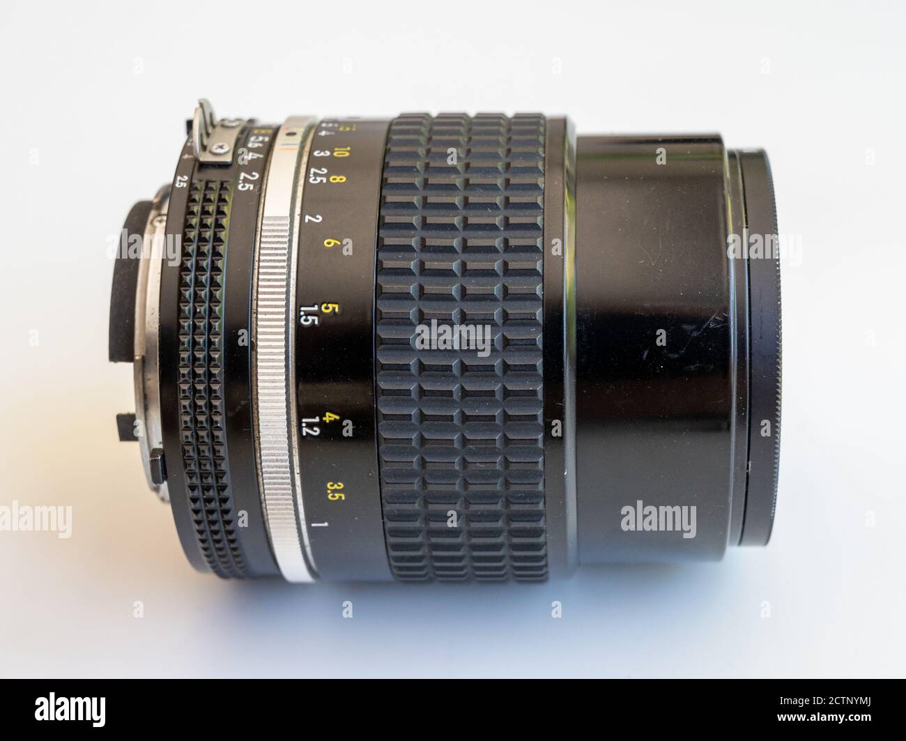 Nikon Nikkor 105mm 1:2.5 Objektiv von der Seite gesehen. Stockfoto