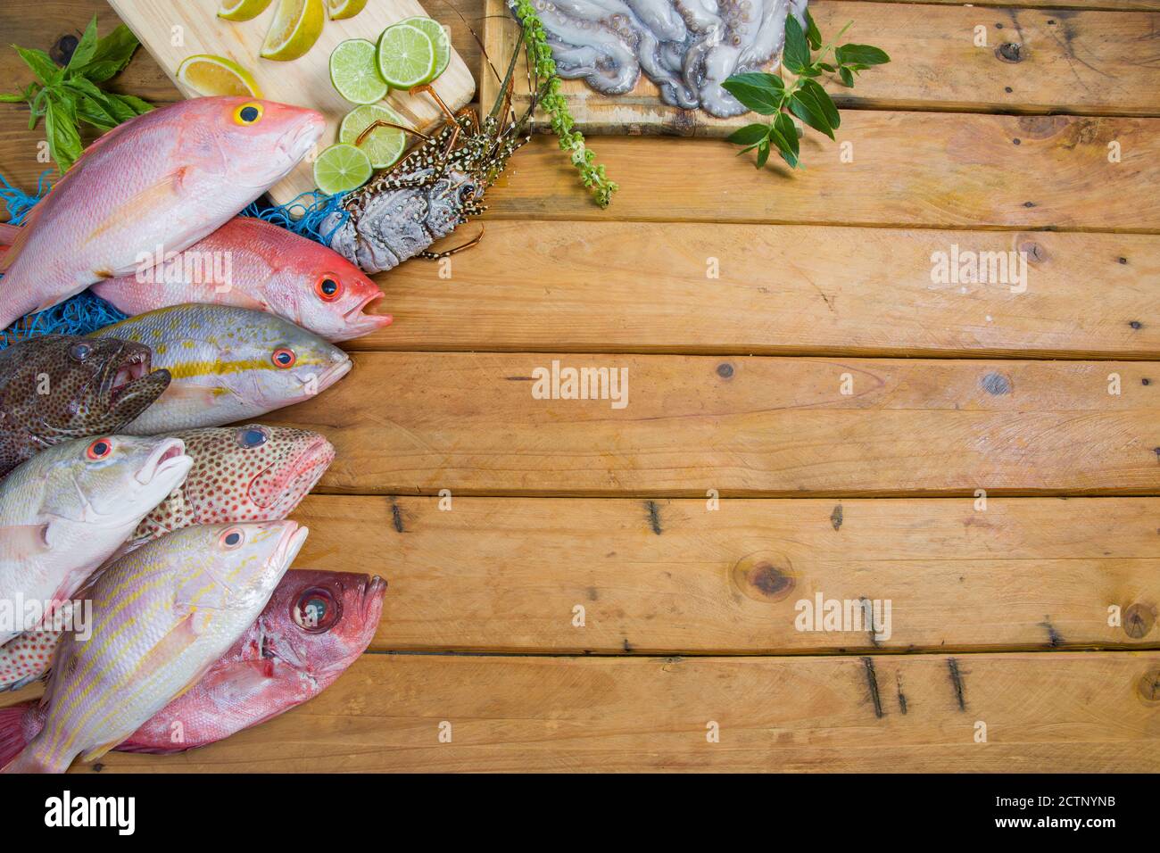 Karibischer frischer Fisch Meeresfrüchte auf altem Holztisch. Draufsicht. Nahaufnahme. Stockfoto