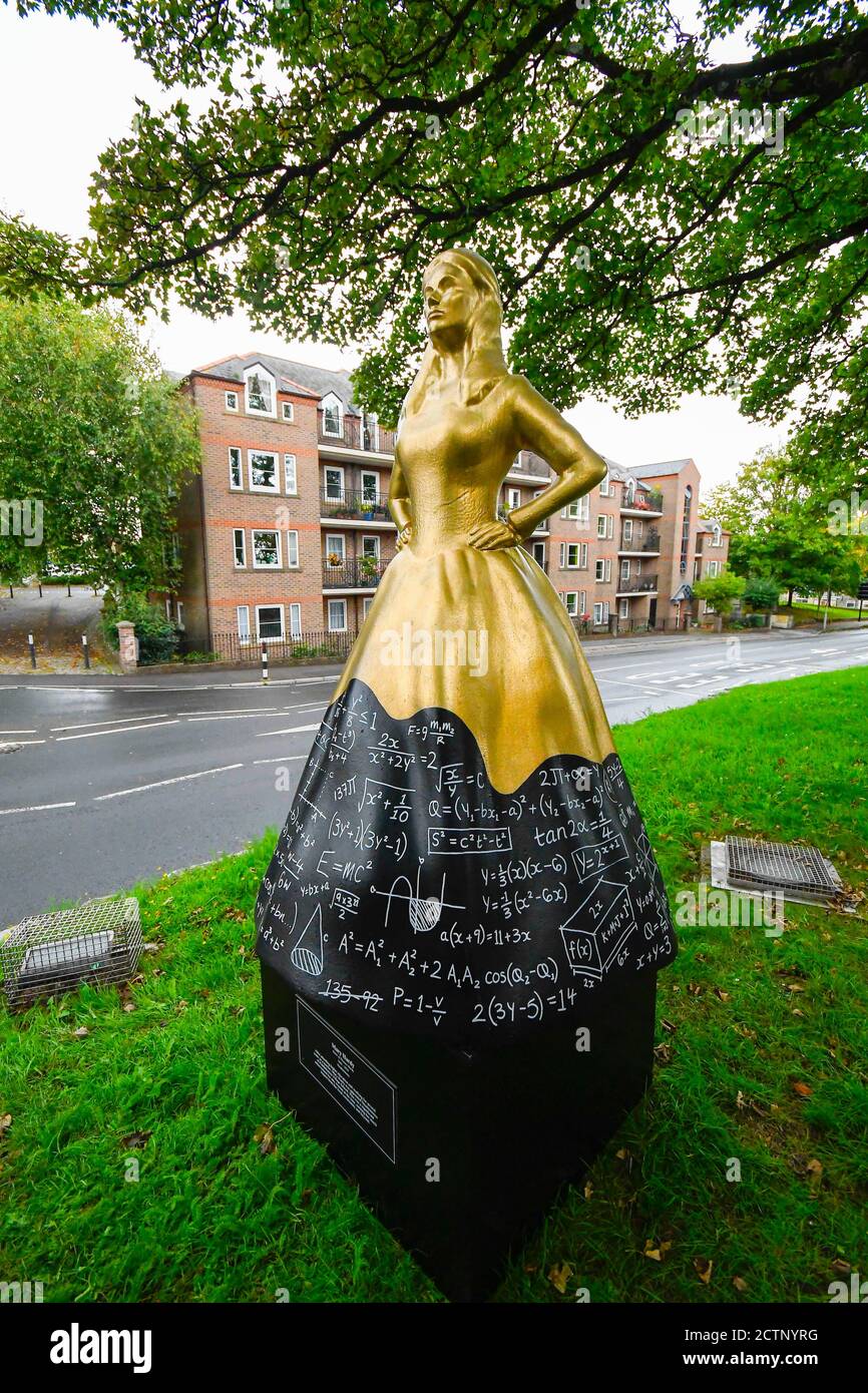 Dorchester, Dorset, Großbritannien. September 2020. Neben der Statue ihres berühmten Schriftstellerbruders Thomas Hardy in Dorchester in Dorset wurde eine temporäre Pop-up-Statue von Mary Hardy installiert. Netflix feierte die Freilassung von Enola Holmes durch die Installation von Statuen historischer Frauen in ganz Großbritannien. Dies ist eine von fünf Statuen von historischen Frauen, deren Errungenschaften weitgehend von ihren berühmtesten Brüdern überschattet wurden. Bild: Graham Hunt/Alamy Live News Stockfoto