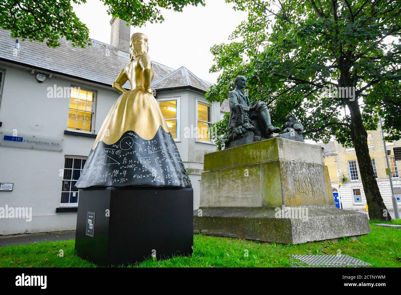 Dorchester, Dorset, Großbritannien. September 2020. Neben der Statue ihres berühmten Schriftstellerbruders Thomas Hardy in Dorchester in Dorset wurde eine temporäre Pop-up-Statue von Mary Hardy installiert. Netflix feierte die Freilassung von Enola Holmes durch die Installation von Statuen historischer Frauen in ganz Großbritannien. Dies ist eine von fünf Statuen von historischen Frauen, deren Errungenschaften weitgehend von ihren berühmtesten Brüdern überschattet wurden. Bild: Graham Hunt/Alamy Live News Stockfoto