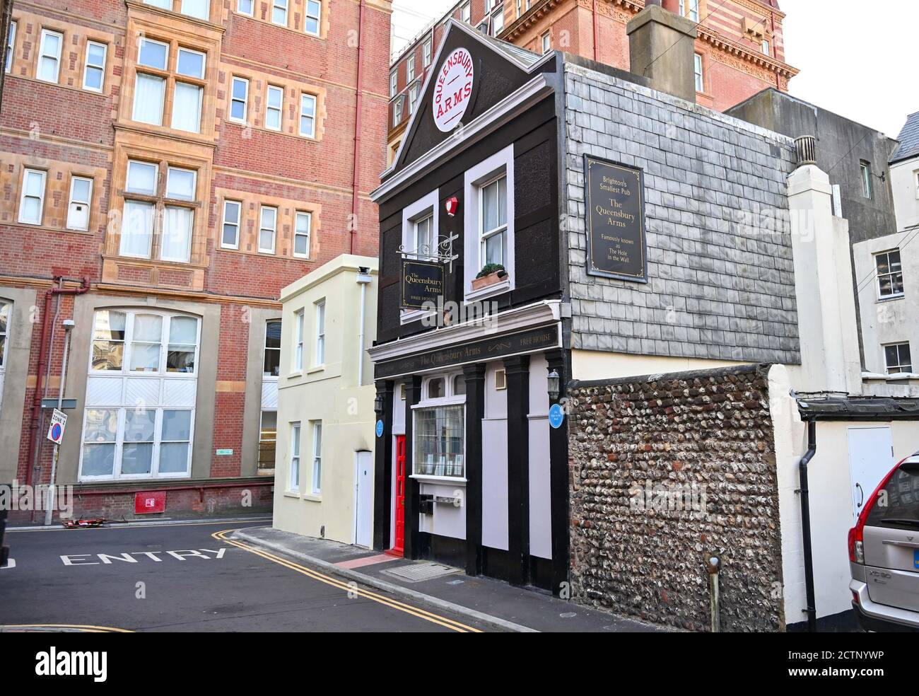 Die Queensbury Arms früher bekannt als das Loch in der Wall ist Brighton's kleinster Pub hinter dem Metropole Hilton Hotel, das zum Verkauf in Großbritannien steht Stockfoto