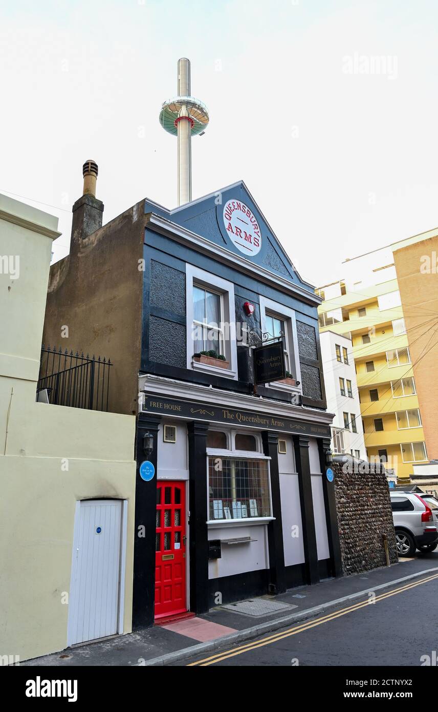 Die Queensbury Arms früher bekannt als das Loch in der Wall ist Brighton's kleinster Pub hinter dem Metropole Hilton Hotel, das zum Verkauf in Großbritannien steht Stockfoto