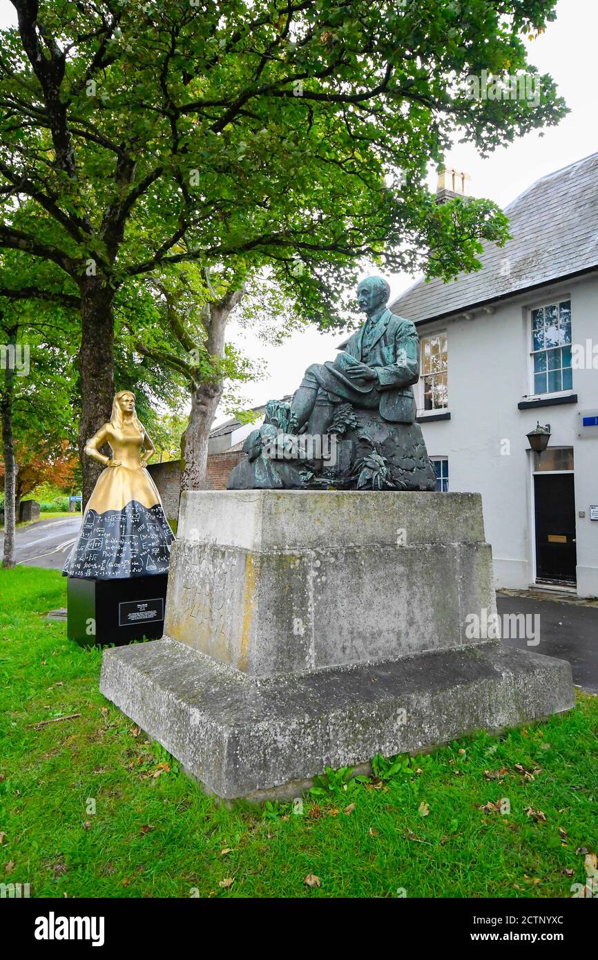 Dorchester, Dorset, Großbritannien. September 2020. Neben der Statue ihres berühmten Schriftstellerbruders Thomas Hardy in Dorchester in Dorset wurde eine temporäre Pop-up-Statue von Mary Hardy installiert. Netflix feierte die Freilassung von Enola Holmes durch die Installation von Statuen historischer Frauen in ganz Großbritannien. Dies ist eine von fünf Statuen von historischen Frauen, deren Errungenschaften weitgehend von ihren berühmtesten Brüdern überschattet wurden. Bild: Graham Hunt/Alamy Live News Stockfoto