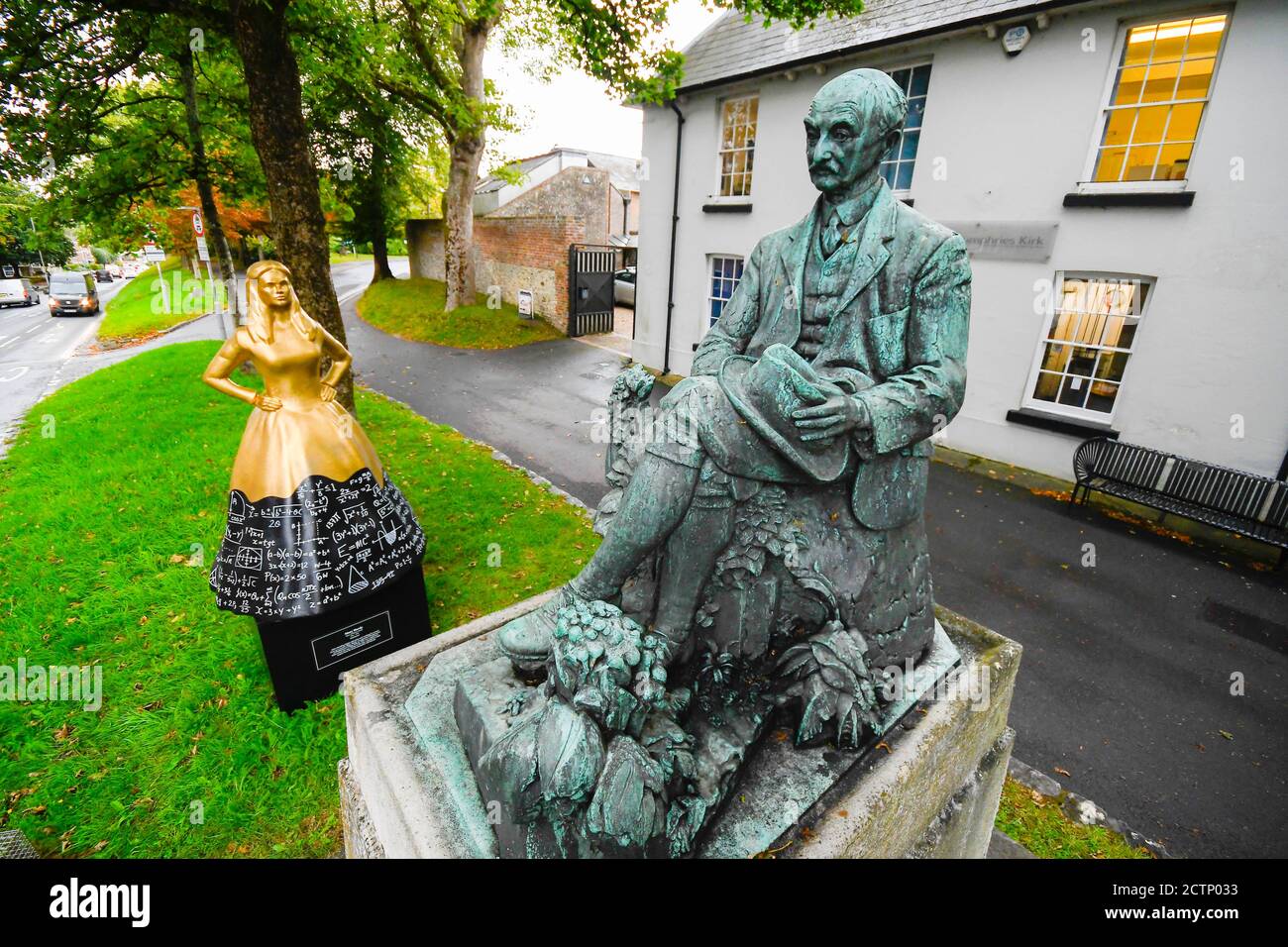 Dorchester, Dorset, Großbritannien. September 2020. Neben der Statue ihres berühmten Schriftstellerbruders Thomas Hardy in Dorchester in Dorset wurde eine temporäre Pop-up-Statue von Mary Hardy installiert. Netflix feierte die Freilassung von Enola Holmes durch die Installation von Statuen historischer Frauen in ganz Großbritannien. Dies ist eine von fünf Statuen von historischen Frauen, deren Errungenschaften weitgehend von ihren berühmtesten Brüdern überschattet wurden. Bild: Graham Hunt/Alamy Live News Stockfoto