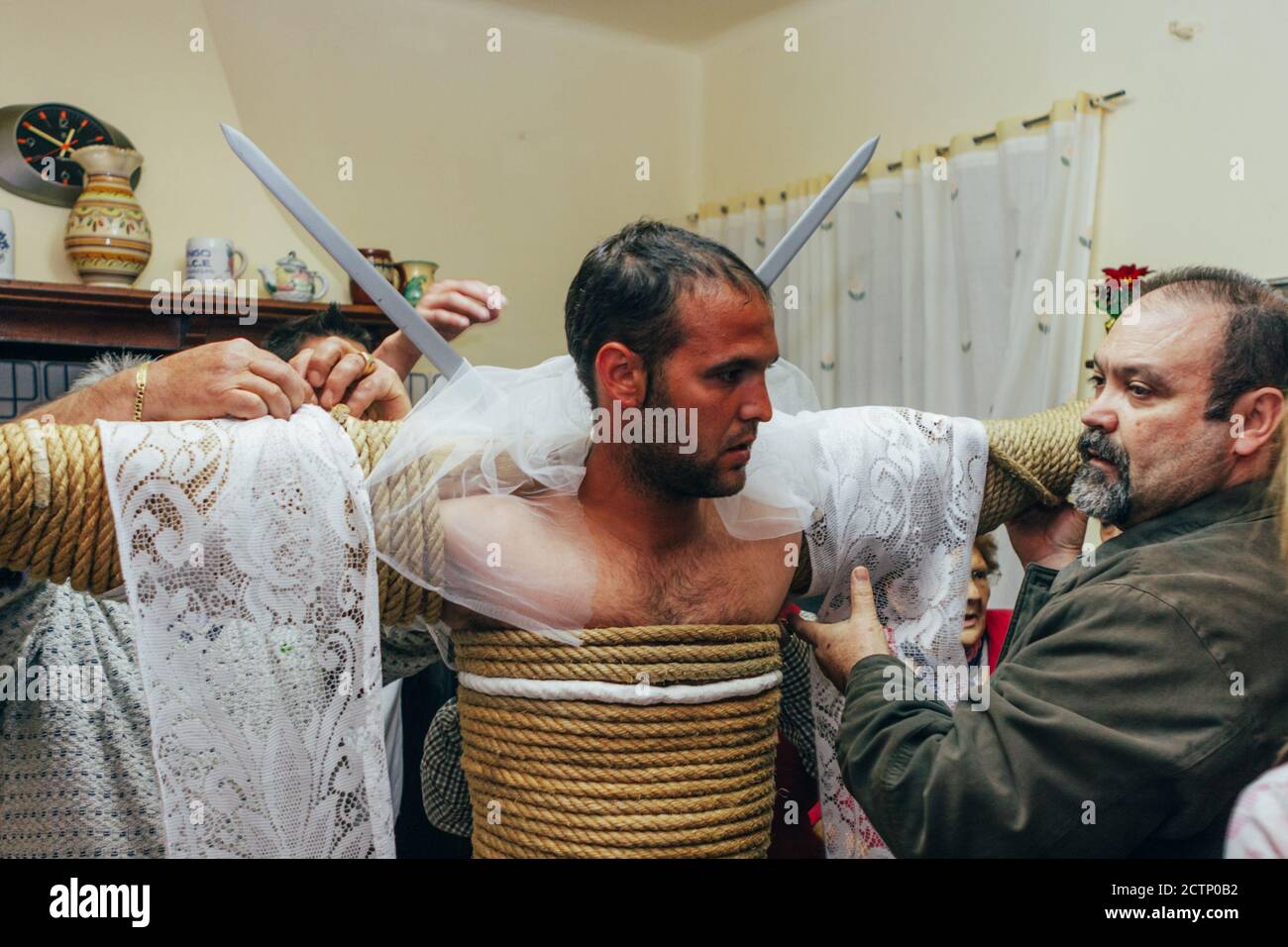 Das religiöse Ritual los empalaos - die empaled - findet in Valverde de la Vera um Mitternacht am Karfreitagabend statt. Es ist ein schmerzhaftes wanderhaftes Kruzifix. Stockfoto