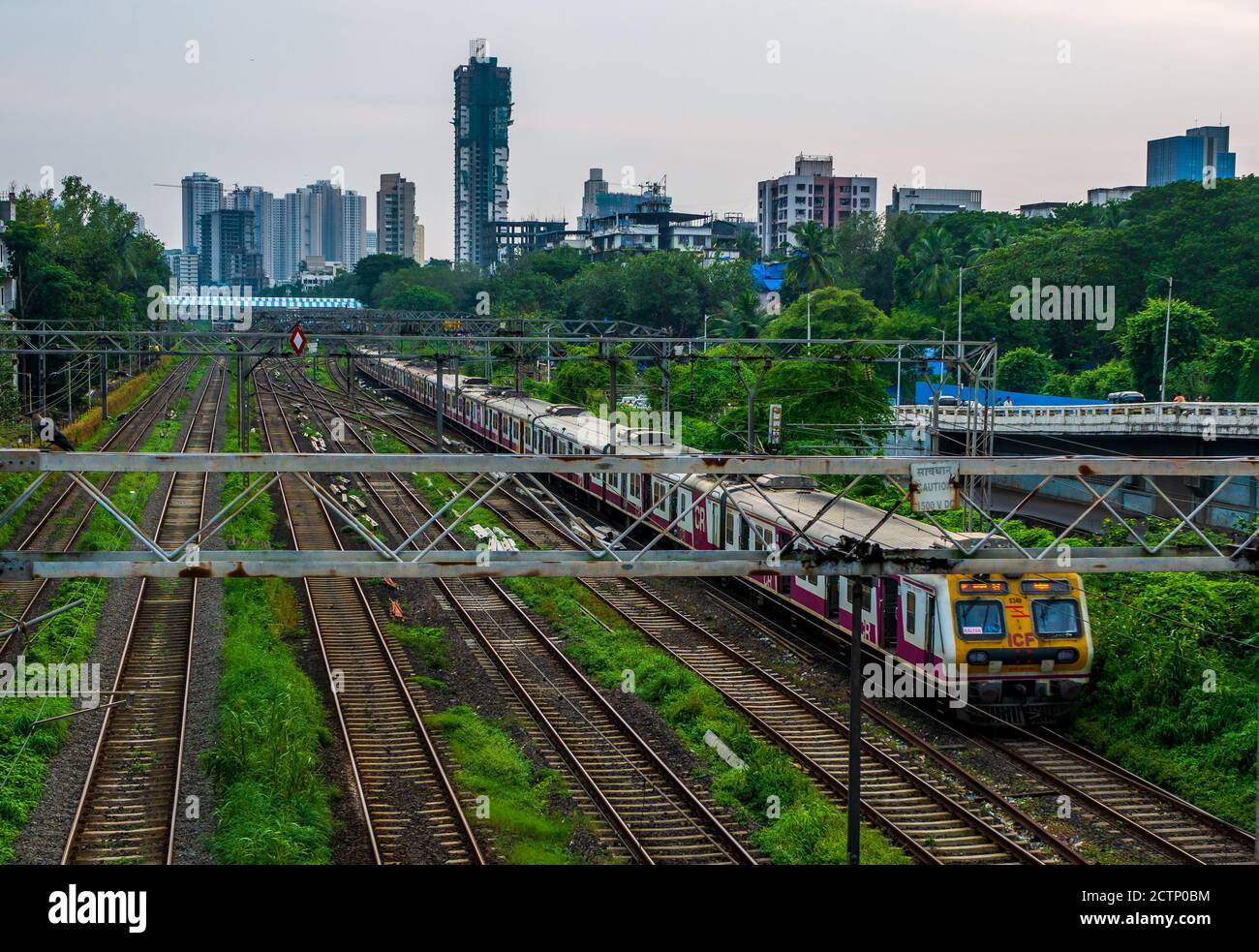 MUMBAI, INDIEN - September 20, 2020 : Mumbai Suburban Railway, einer der verkehrsreichsten Pendlerbahnsysteme in der Welt mit den meisten schweren Überfüllung in Stockfoto