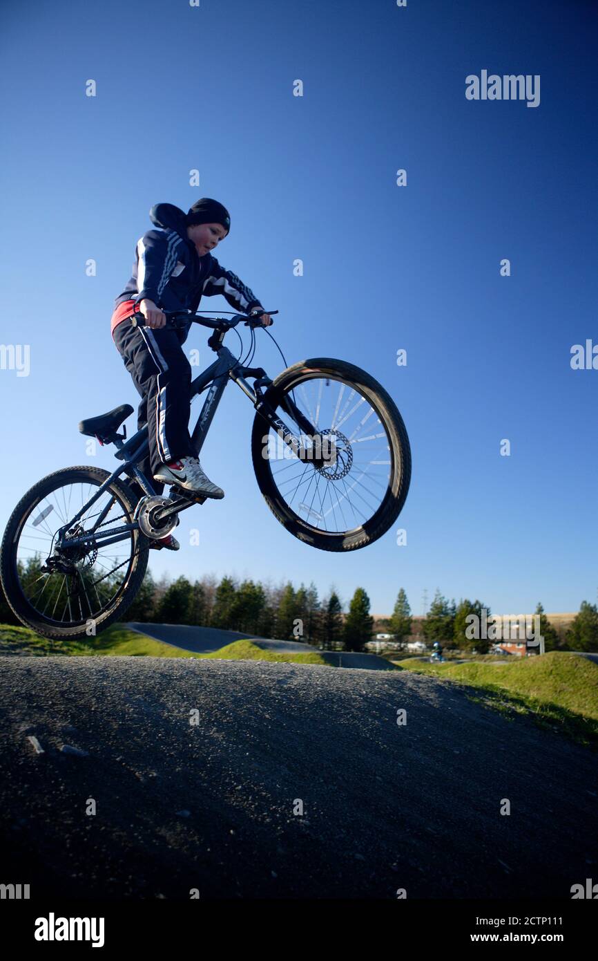 Parc Bryn Bach, Blaenau Gwent ist ein Abenteuer- und Freizeitpark inmitten von 340 Hektar Gras und Wäldern mit einem atemberaubenden 36 Hektar großen See im Herzen Stockfoto