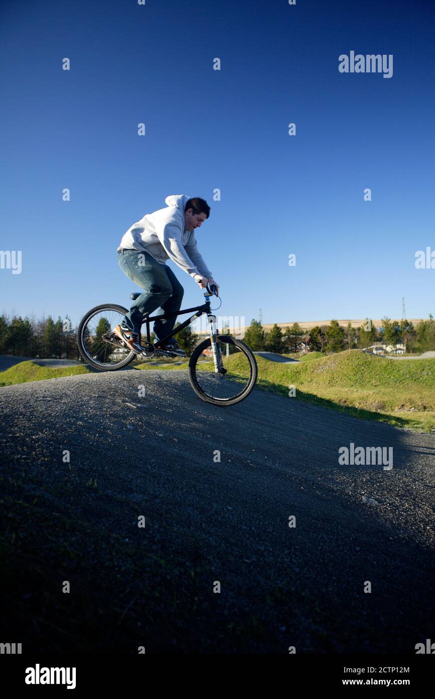 Parc Bryn Bach, Blaenau Gwent ist ein Abenteuer- und Freizeitpark inmitten von 340 Hektar Gras und Wäldern mit einem atemberaubenden 36 Hektar großen See im Herzen Stockfoto