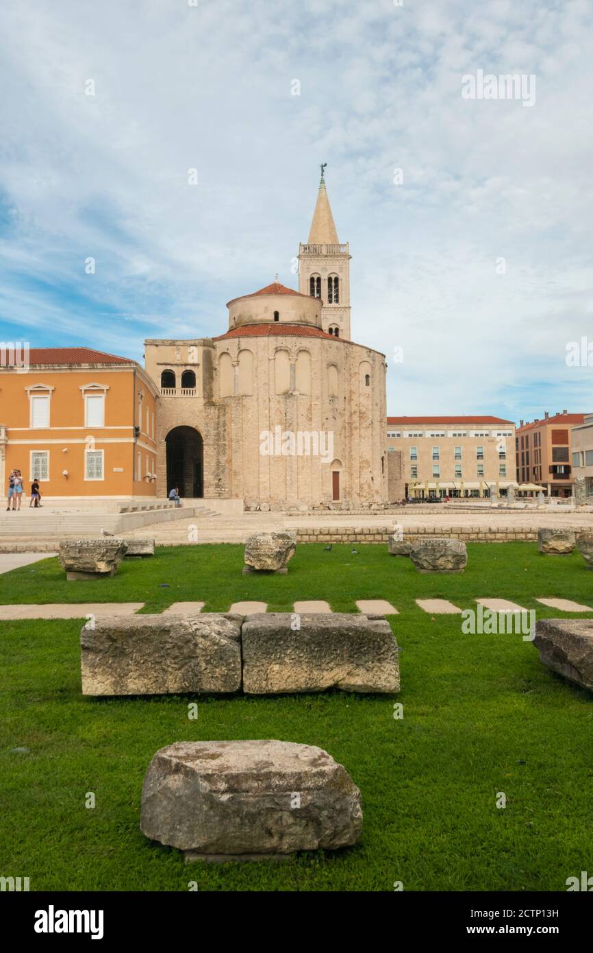 St. Donatus Kirche und der Glockenturm der Kathedrale von Zadar, berühmtes Wahrzeichen von Kroatien, adria-Region von Dalmatien. Überreste des römischen Forums. Stockfoto