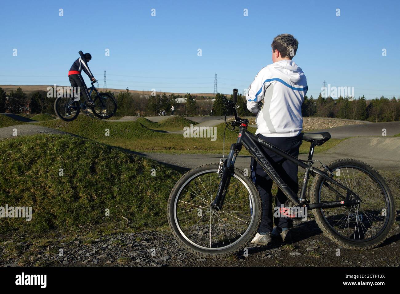 Parc Bryn Bach, Blaenau Gwent ist ein Abenteuer- und Freizeitpark inmitten von 340 Hektar Gras und Wäldern mit einem atemberaubenden 36 Hektar großen See im Herzen Stockfoto