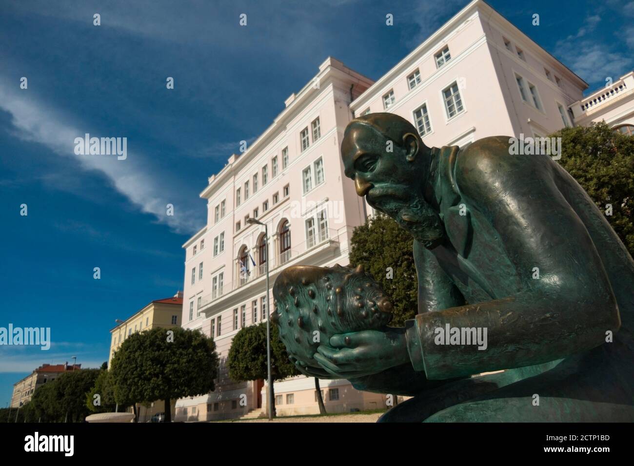 Eingang zum Rektorat der Universität Zadar, Kroatien. Denkmal von Spiridon Brusina, kroatischer Malakologe. Statue des Bildhauers Ratko Petric. Stockfoto