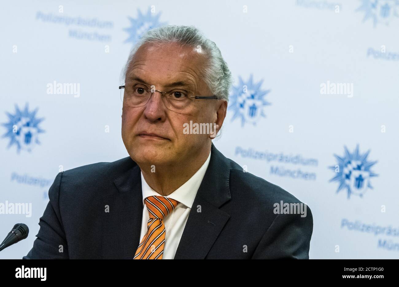 München, Bayern, Deutschland. September 2020. JOACHIM HERRMANN, Bayerischer Innenminister Â Bayerischer Innenminister Joachim Herrmann stellte den neuen bookÂ "Islamischer Staat: Geschlagen, nicht belagert" vor. Aber nicht besiegt'') von Dr. Daniel Holz andÂ Terrorismusexperte Rolf Tophoven bei der PolizeipraesidiumÂ München. Â das Trio beschäftigte sich mit aÂ Diskussion über den Islamischen Staat (IS, ISIS) in einem Überblick, wie SICH DIE Methodik VON IS im Laufe der Jahre verändert hat, Und wie ihr terroristisches Netzwerk versucht, seinen Einfluss in der Neuzeit zu verbreiten. (Bild: © Sachelle Babbar/ZUMA W Stockfoto