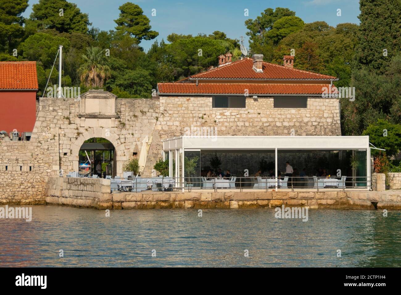 Zadar / Kroatien - 2. September 2020: Zadar Stadtmauer. Eines der Restaurants. Stockfoto