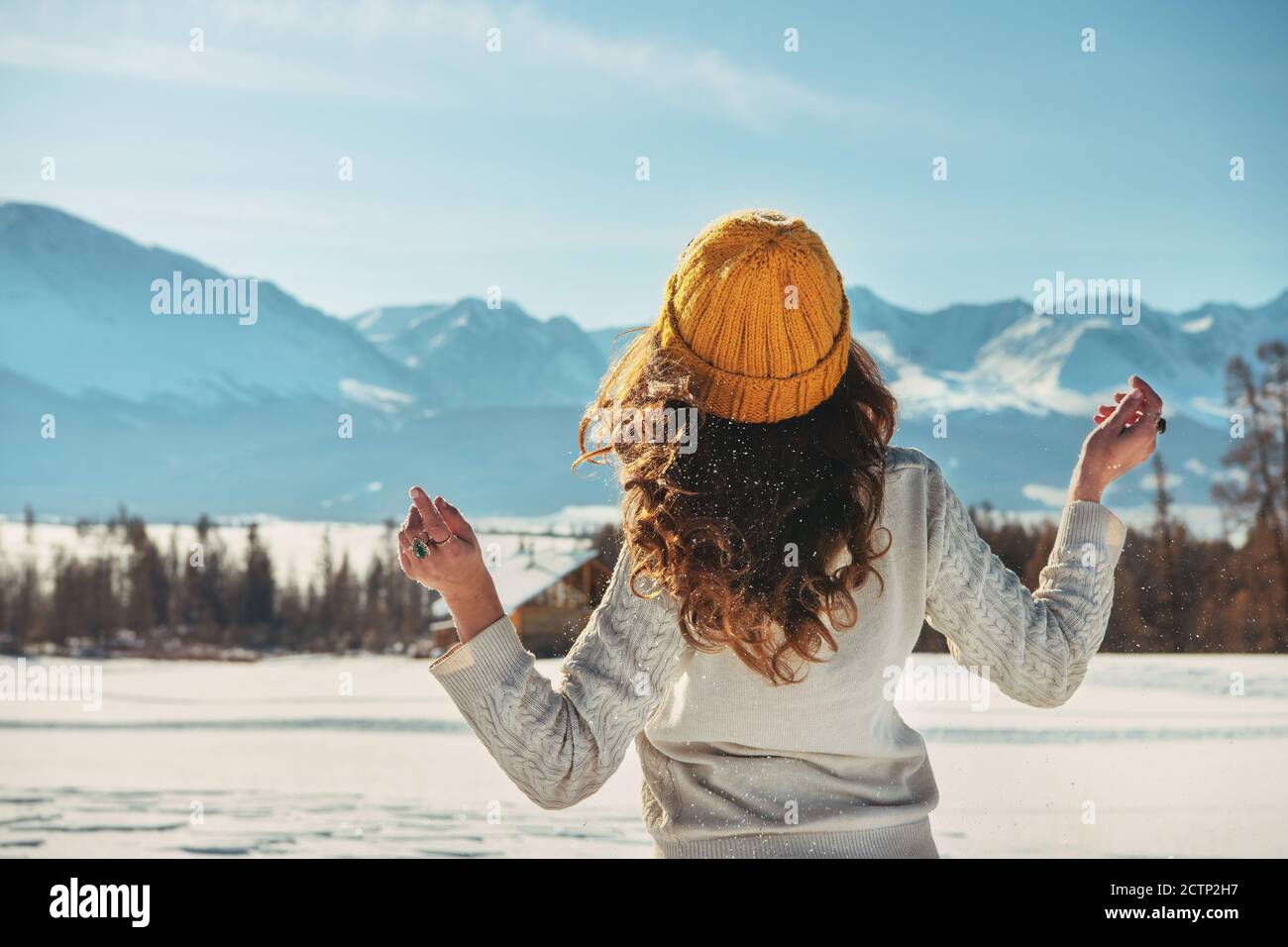 Attraktive junge Mädchen Spaziergänge in verschneiten Bergen Stockfoto