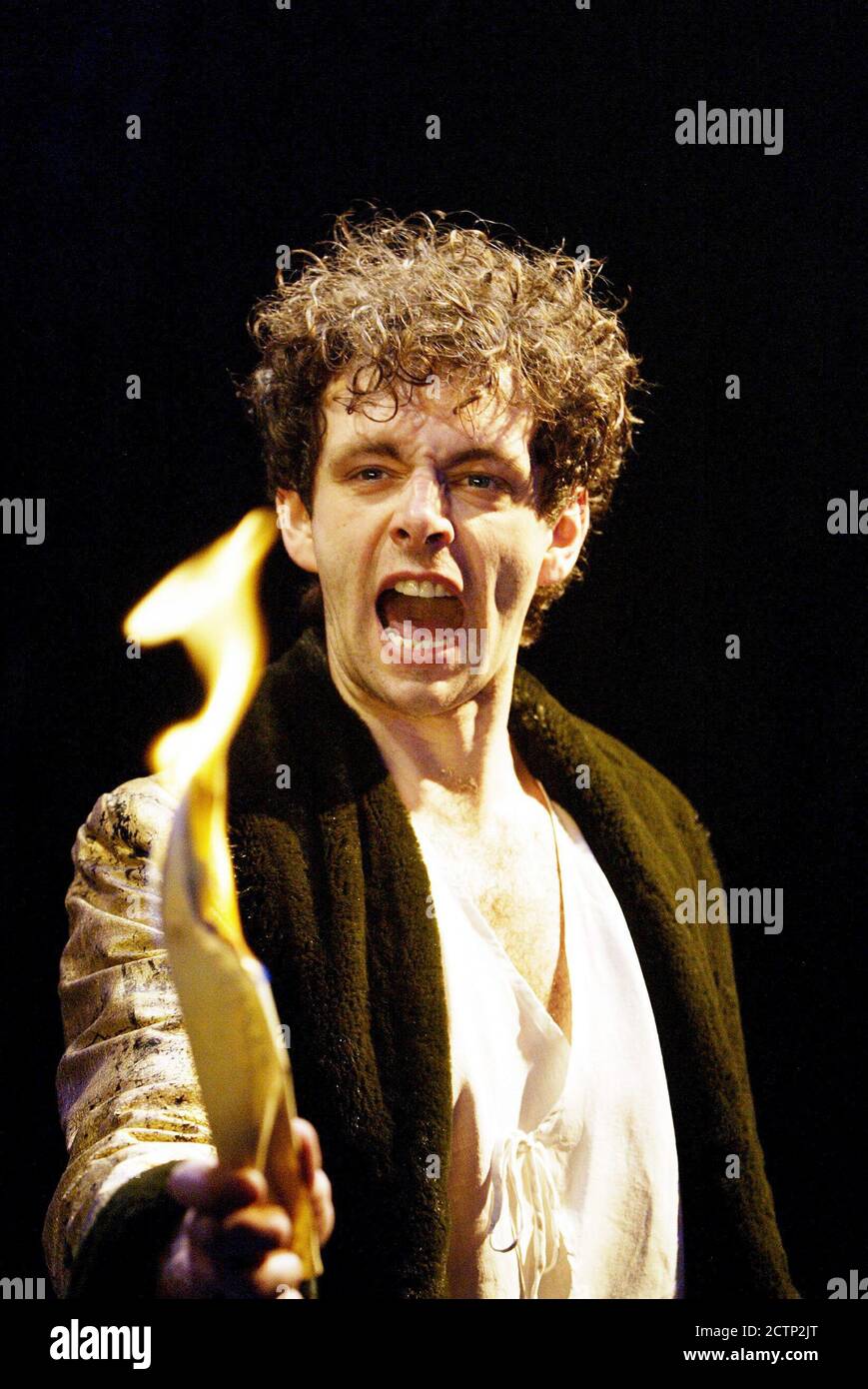 Michael Sheen (Caligula) in CALIGULA von Albert Camus im Donmar Warehouse, London WC2 30/04/2003 Neue Übersetzung von David Grieg Design: Christopher Oram Beleuchtung: Neil Austin Kämpfe: Terry King Choreograph: Scarlett Mackmin Regie: Michael Grandage Stockfoto