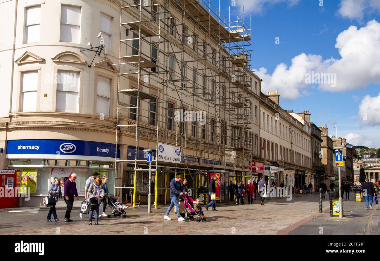 Dundee, Tayside, Schottland, Großbritannien. September 2020. UK Wetter: Ein ziemlich kühler und sonniger Tag in Nordostschottland mit Temperaturen bis zu 13 Grad Ein paar Leute, die in der ersten Woche der New Covid-19-Sperre Zeit mit Freunden und Familie im Stadtzentrum von Dundee verbringen. Kredit: Dundee Photographics/Alamy Live Nachrichten Stockfoto