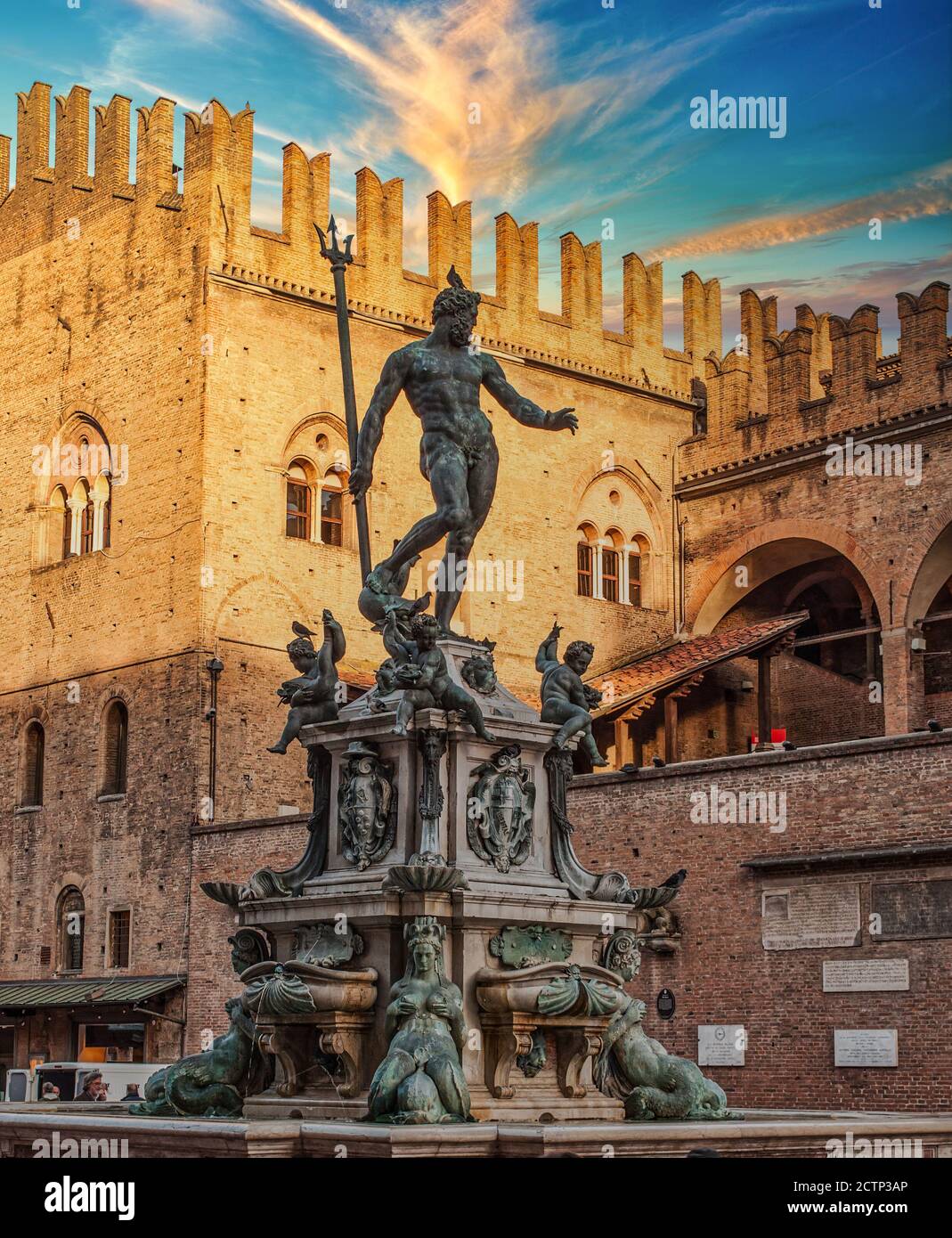 Neptunbrunnen auf der Piazza Maggiore in Bologna, Italien bei Sonnenuntergang mit dramatischem Himmel Stockfoto