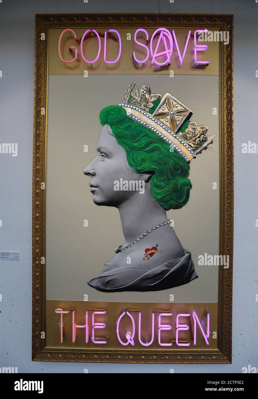 Mark Illuminati's 8 Foot Punk Queen hat bei £12,000 während einer Vorschau für die Icons Ausstellung in den Riverside Studios in London einen Preis. Stockfoto