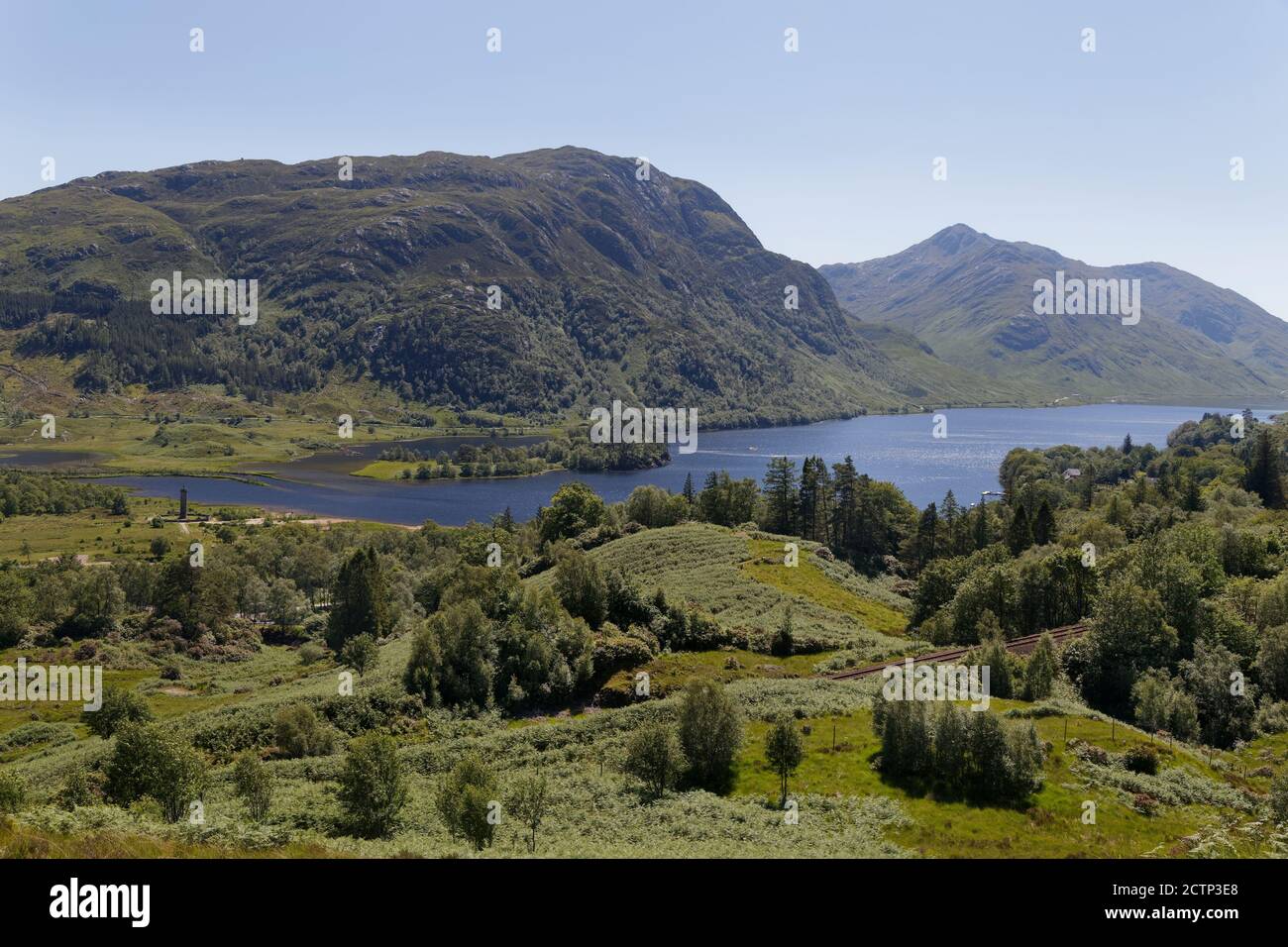 Blick auf das Glenfinnan Monument und die Bonnie Prince Charlie Statue Am Loch Shiel mit dem sgurr ghiubhsachain Berg im Hintergrund Highlands Schottland Stockfoto