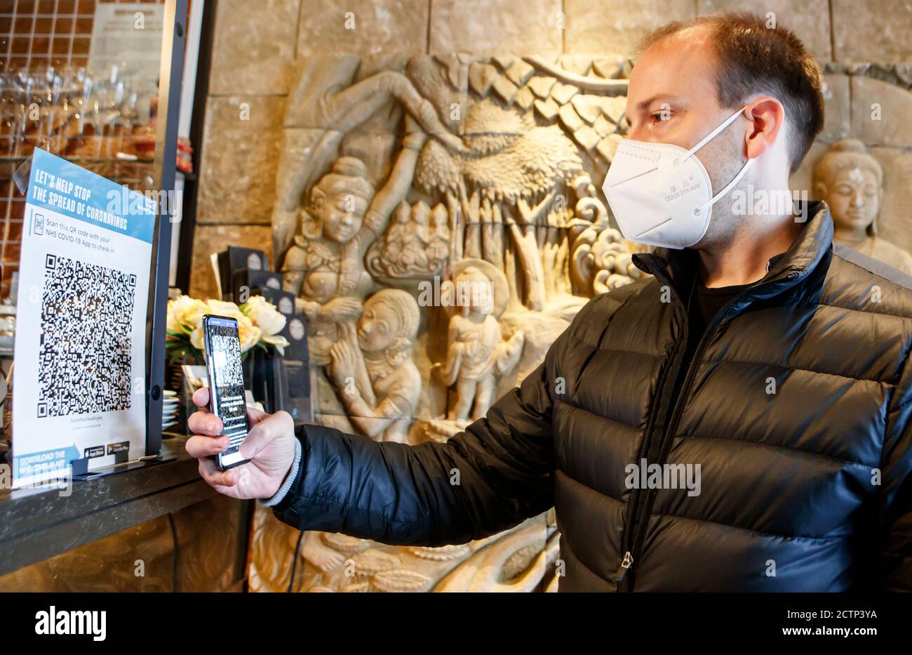 Christopher Hammond, Direktor des Sukhothai Thai Restaurants in Leeds, nutzt die Venue Check-in Funktion der neuen NHS Covid-19 Handy-Anwendung, um einen QR-Code in Sukhothai zu scannen, nachdem die App am Donnerstagmorgen live ging. Stockfoto