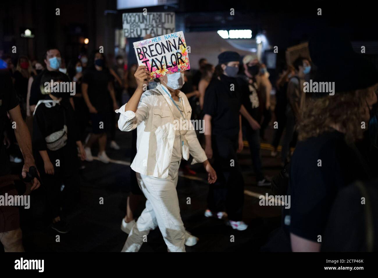 New York, New York, USA. September 2020. Demonstranten marschieren aus Protest gegen die Ermordung von Breonna Taylor in New York, New York. Im märz 2020 wurde Taylor von der Polizei erschossen, als sie in ihrem Haus in Louisville, KY, schlief. Eine Grand Jury klagte keine Offiziere wegen Mordes an Taylor in ihrer Wohnung an, was landesweit zu Protesten führte. Brett Hankison, ein ehemaliger Detektiv, in drei Anklagepunkten von 'wanton endangermentâ Credit: Brian Branch Price/ZUMA Wire/Alamy Live News Stockfoto