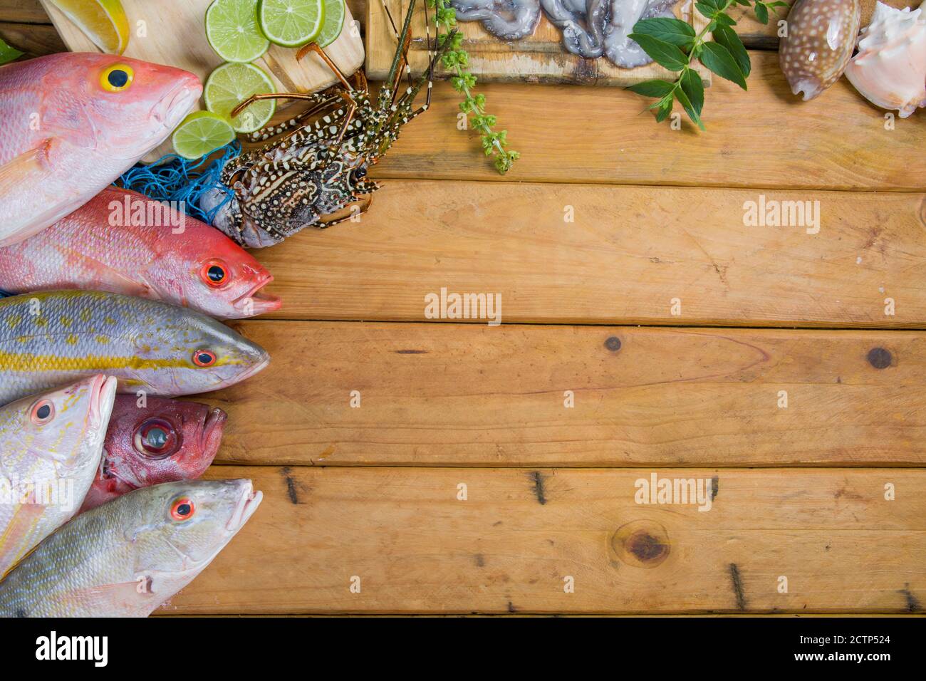 Karibischer frischer Fisch Meeresfrüchte auf altem Holztisch. Draufsicht. Nahaufnahme. Stockfoto