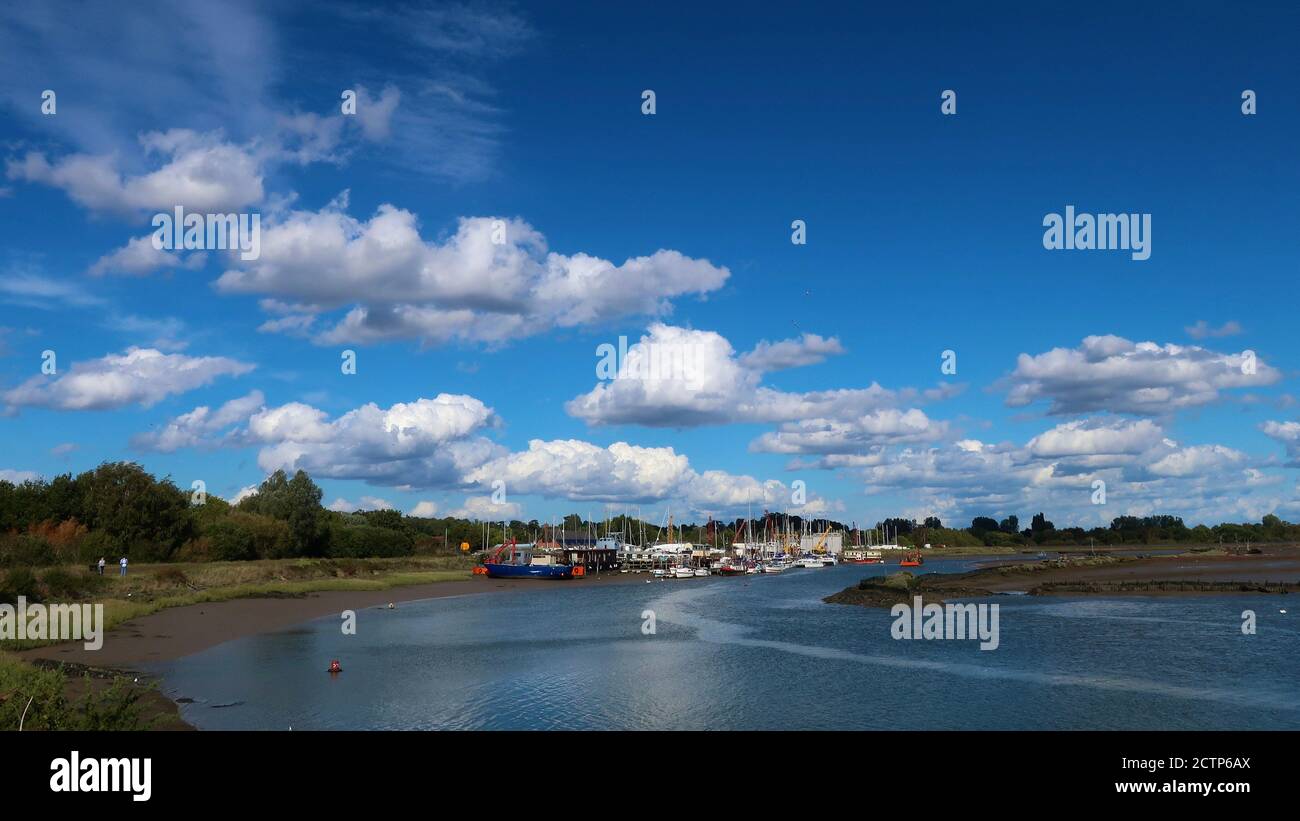 Melton, Suffolk, UK - 24. September 2020: Heller, warmer Herbstnachmittag am Fluss Deben. Stockfoto