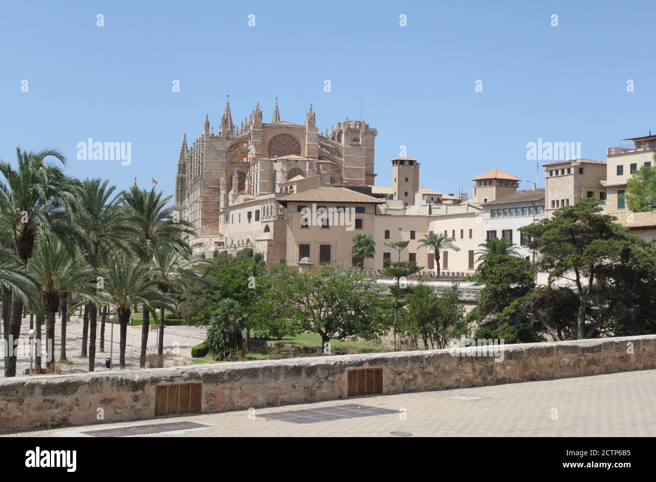 Bild der gotischen Kathedrale von Palma de Mallorca, auf den Balearen im Sommer 2020 (Spanien). / ANA BORNAY Stockfoto