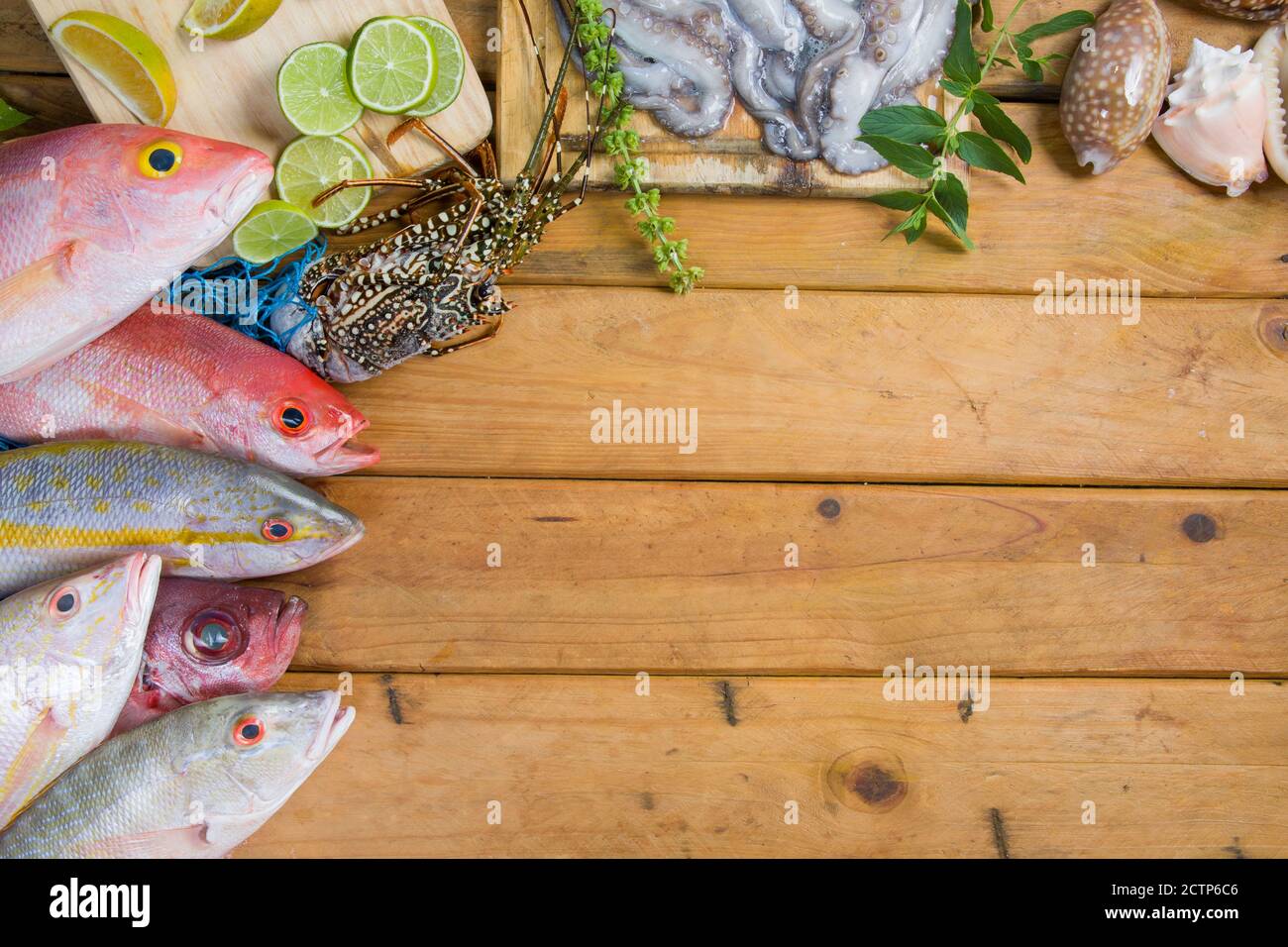 Karibischer frischer Fisch Meeresfrüchte auf altem Holztisch. Draufsicht. Nahaufnahme. Stockfoto