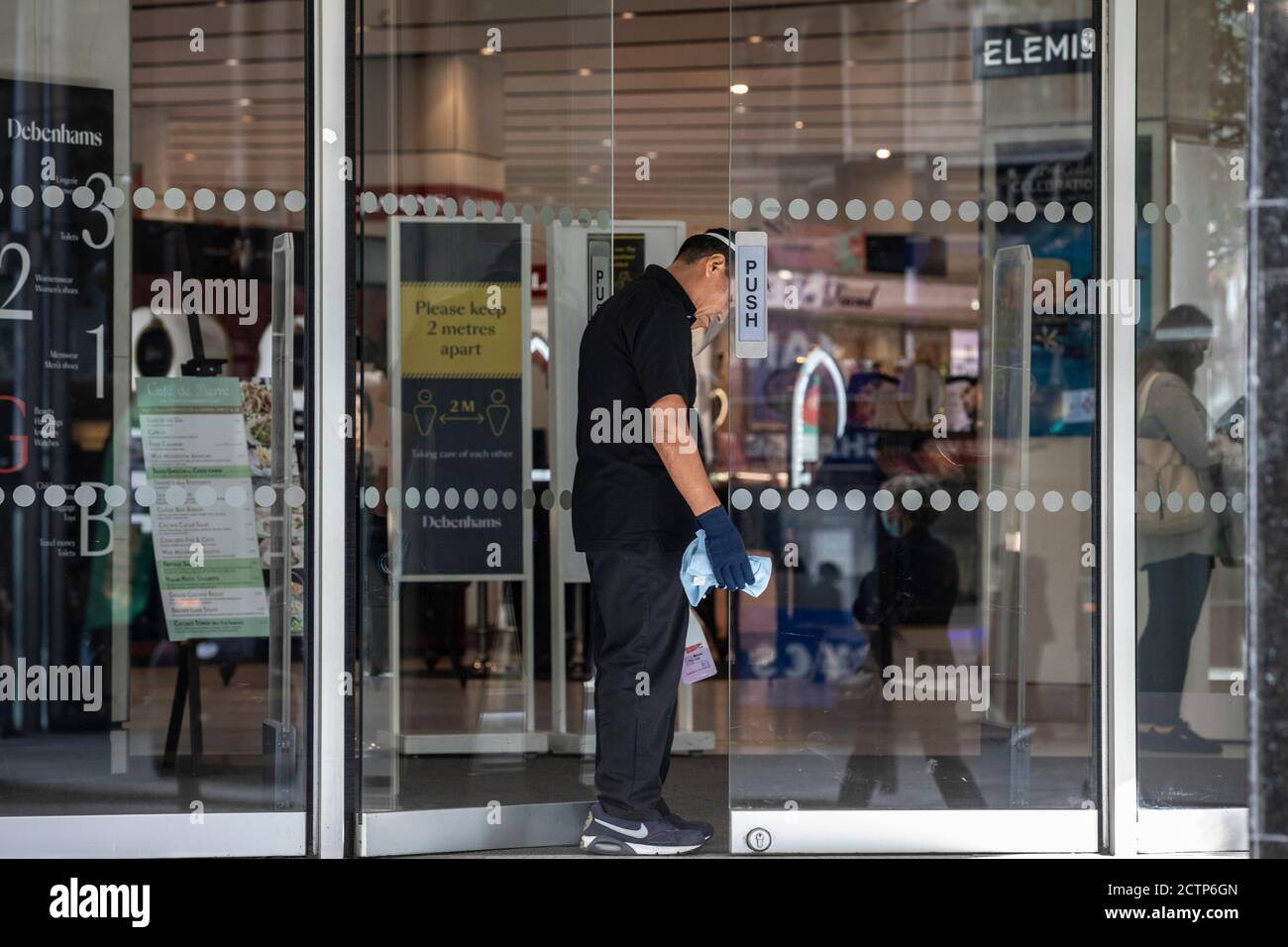 Geschäftige West End Straße mit Einkäufern auf der Oxford Street vor einer möglichen zweiten Sperre in London, da die Infektionszahlen in diesem Herbst drastisch steigen. Stockfoto