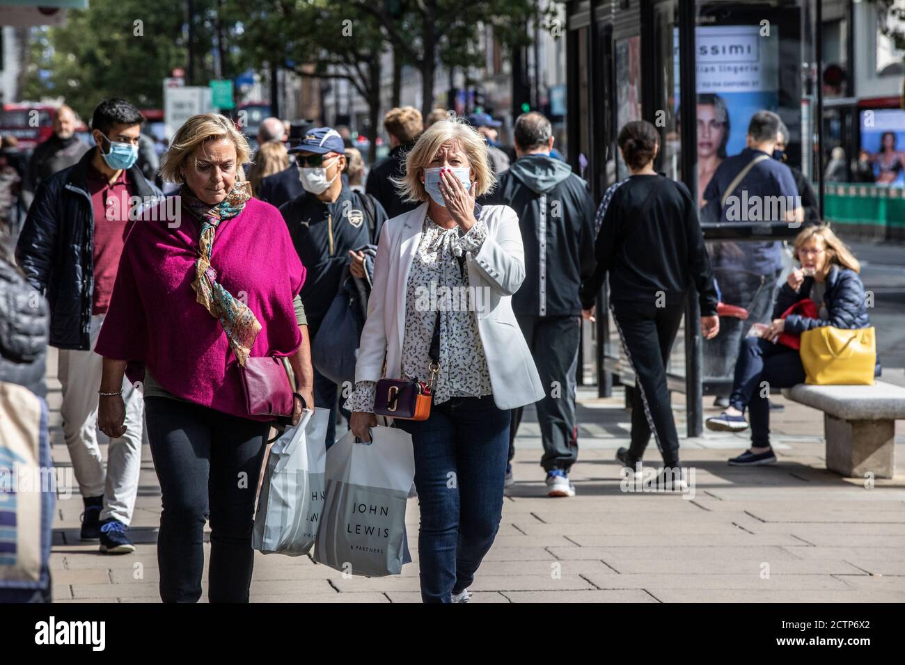 Geschäftige West End Straße mit Einkäufern auf der Oxford Street vor einer möglichen zweiten Sperre in London, da die Infektionszahlen in diesem Herbst drastisch steigen. Stockfoto