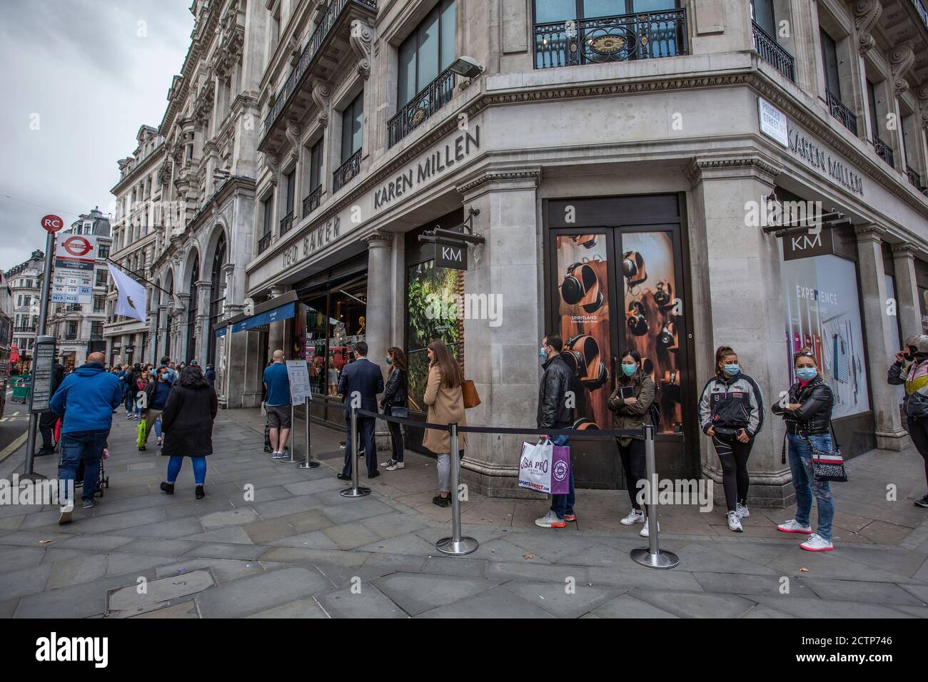 Geschäftige West End Straße mit Einkäufern auf der Oxford Street vor einer möglichen zweiten Sperre in London, da die Infektionszahlen in diesem Herbst drastisch steigen. Stockfoto