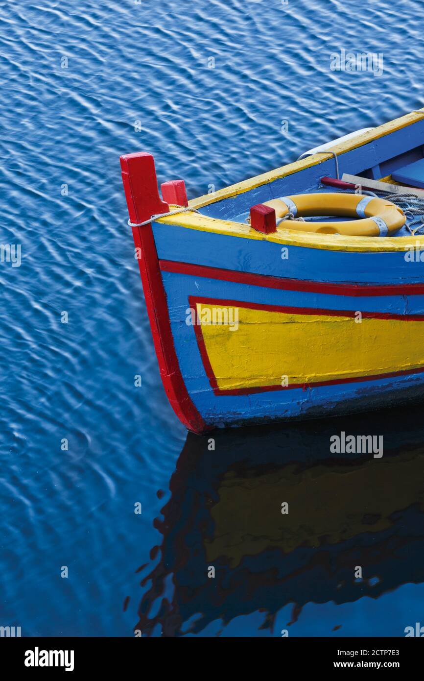Bug eines typischen bunt bemalten Bootes auf dem Fluss Tejo in Tancos, Bezirk Santarem, Portugal Stockfoto