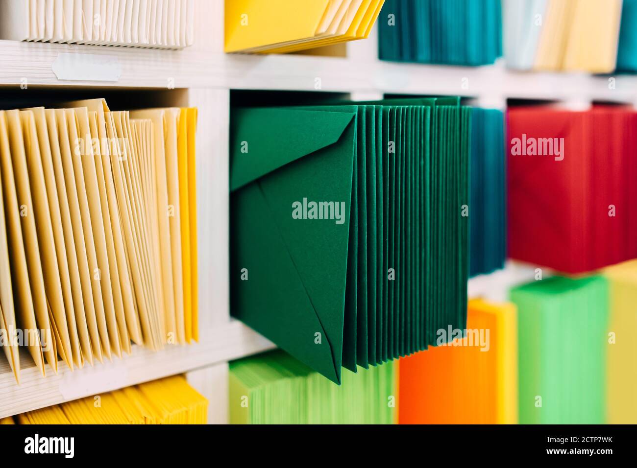 Verschiedene sortieren Briefumschläge, die auf einem Regal nach Farbe und Typenkategorien angeordnet sind. Stockfoto