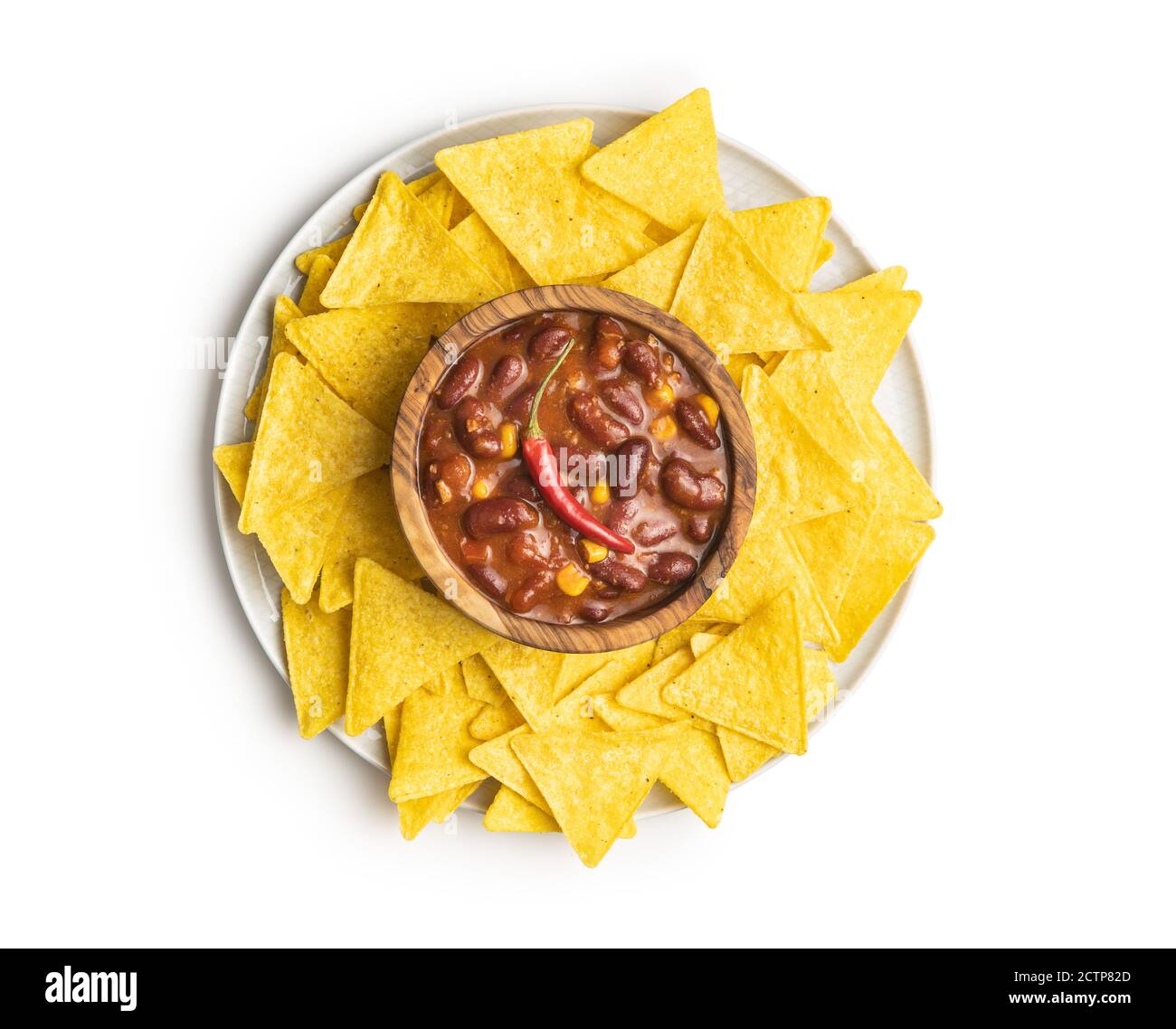 Chili con Carne und Tortilla Chips auf dem Teller. Mexikanisches Essen mit Bohnen in Holzschüssel isoliert auf weißem Hintergrund. Stockfoto