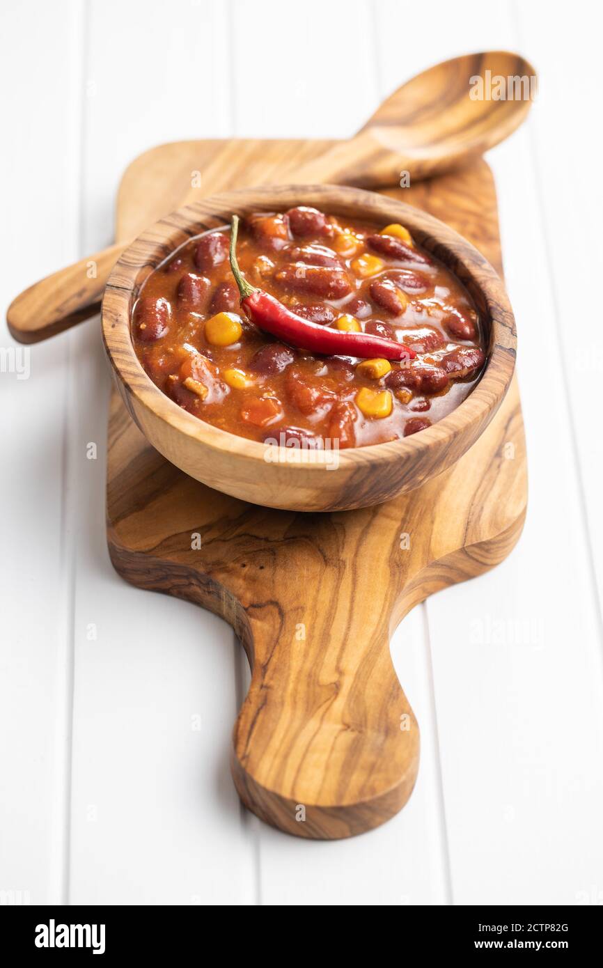 Chili con Carne. Mexikanisches Essen mit Bohnen in Holzschüssel auf ...