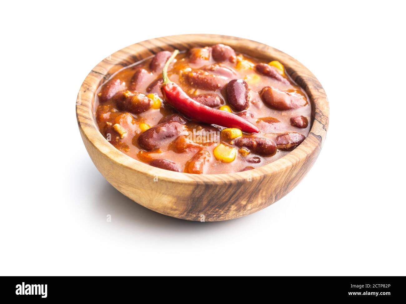 Chili con Carne. Mexikanisches Essen mit Bohnen in Holzschüssel isoliert auf weißem Hintergrund. Stockfoto