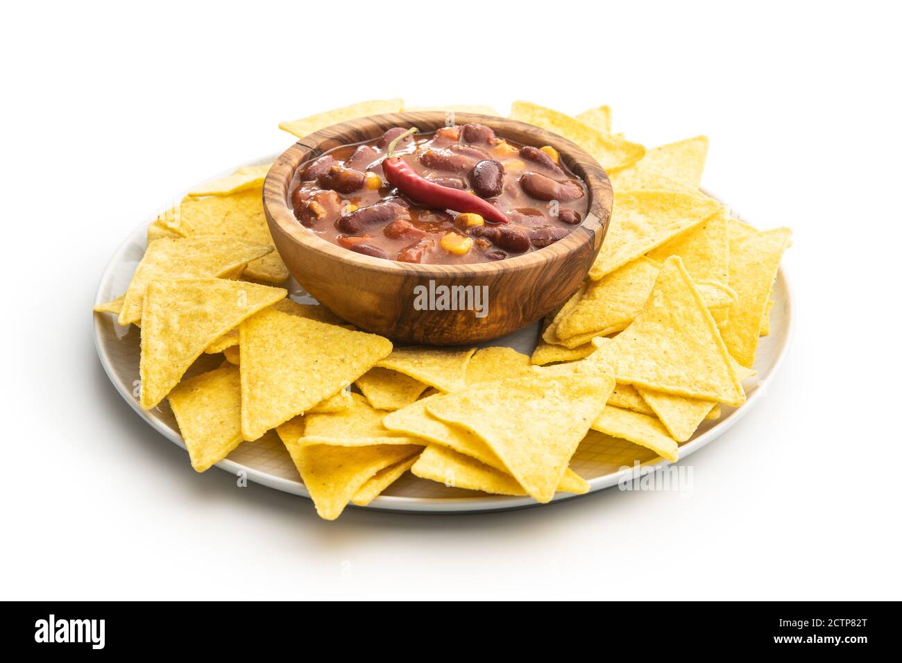 Chili con Carne und Tortilla Chips auf dem Teller. Mexikanisches Essen mit Bohnen in Holzschüssel isoliert auf weißem Hintergrund. Stockfoto