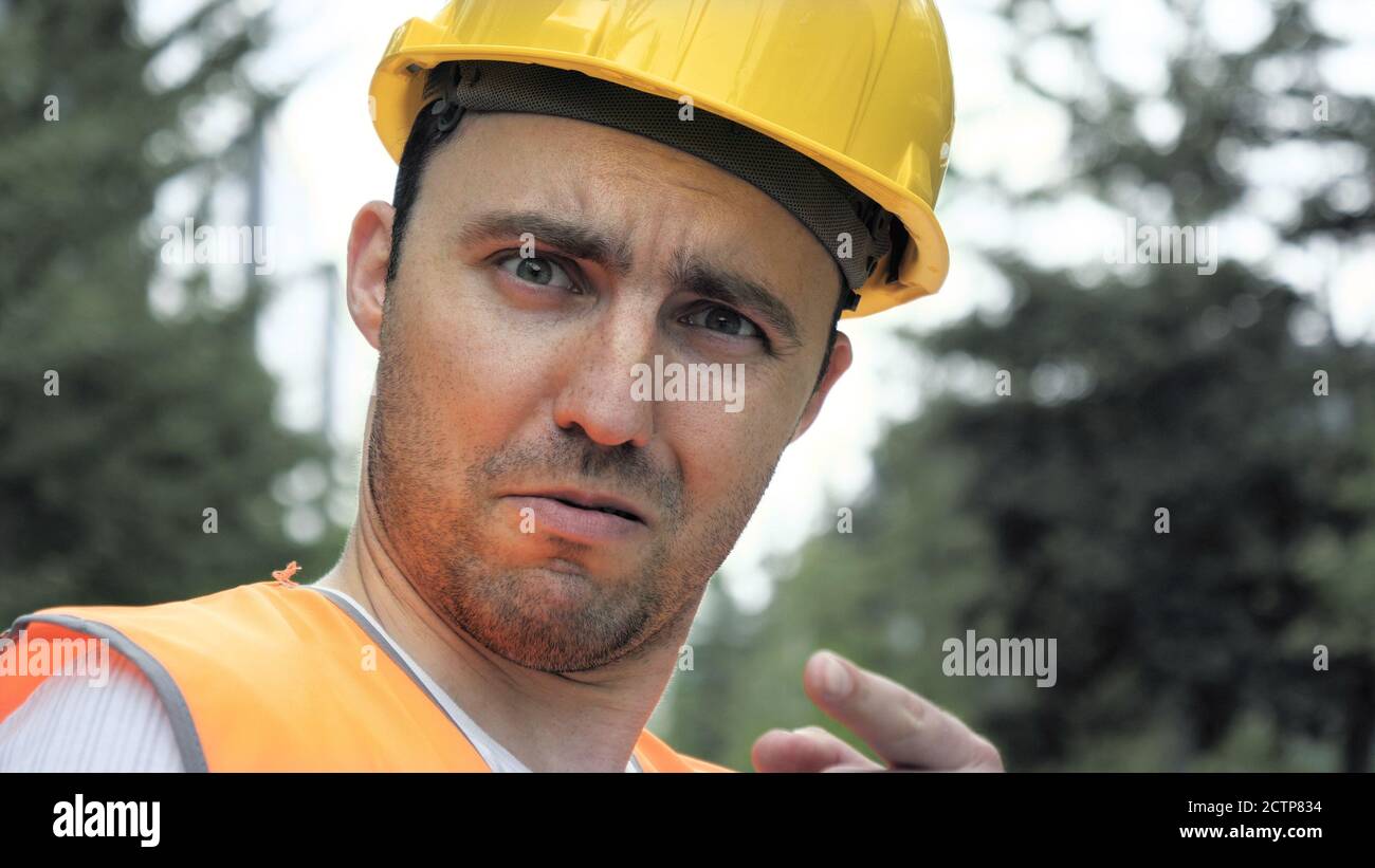 Komische Emotionen. Konstruktor Ingenieur Mann Welche Reaktion Aussehen Camer Stockfoto