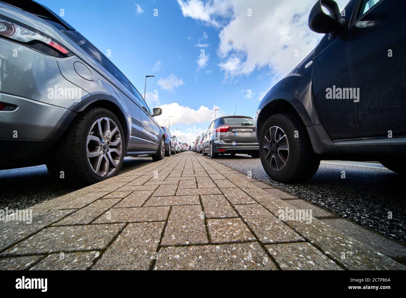 Sylt, Deutschland, 5. September 2020: Abstraktes Weitwinkelbild eines Straßenbelags zwischen den Autos in der Schlange Stockfoto